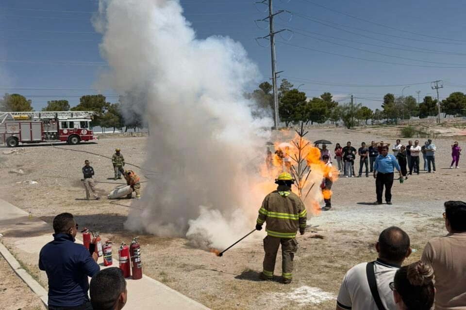 Bomberos capacitan a trabajadores municipales para responder ante incendios