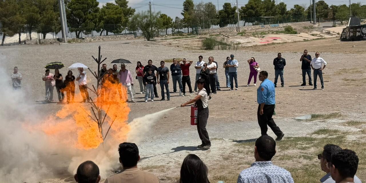 Bomberos capacitan a trabajadores municipales para responder ante incendios
