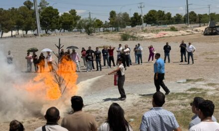 Bomberos capacitan a trabajadores municipales para responder ante incendios