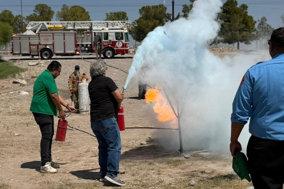 Bomberos capacitan a trabajadores municipales para responder ante incendios