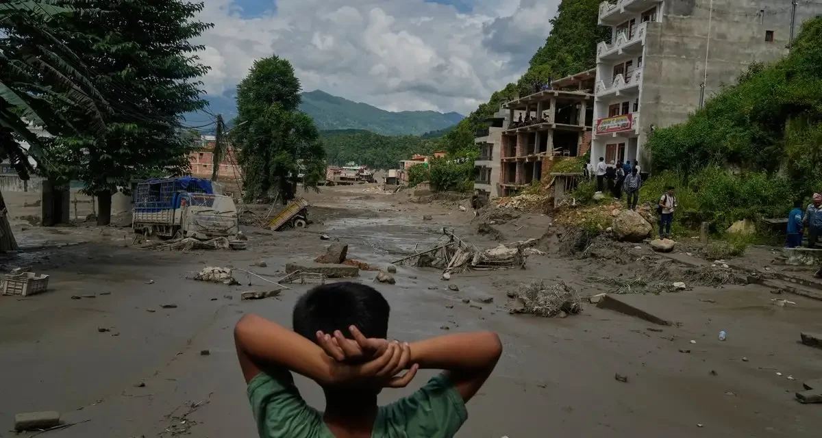 Inundaciones devastan Nepal y China: al menos 160 muertos y cientos de desaparecidos