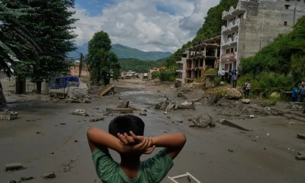Inundaciones devastan Nepal y China: al menos 160 muertos y cientos de desaparecidos