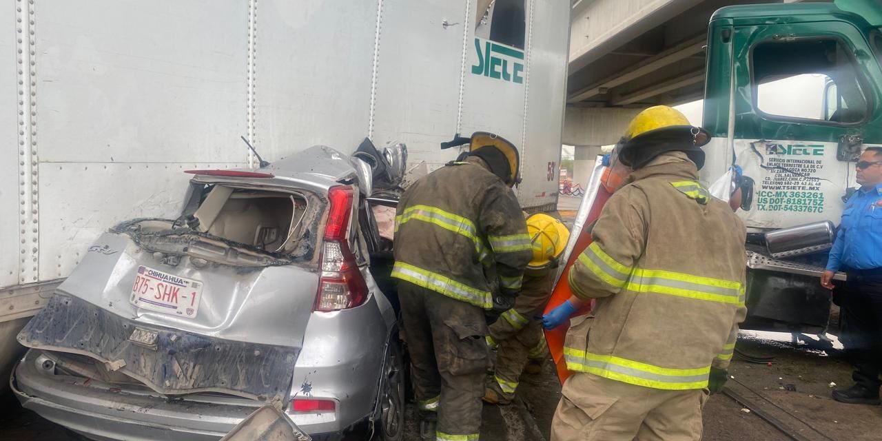 Muere una persona tras choque de vehículo contra el tren en Parque Industrial Juárez