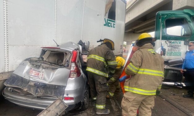 Muere una persona tras choque de vehículo contra el tren en Parque Industrial Juárez