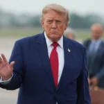 Demandan a Trump por lucrar con publicaciones presidenciales de acceso anticipado