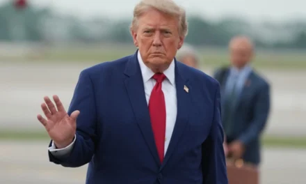 Demandan a Trump por lucrar con publicaciones presidenciales de acceso anticipado
