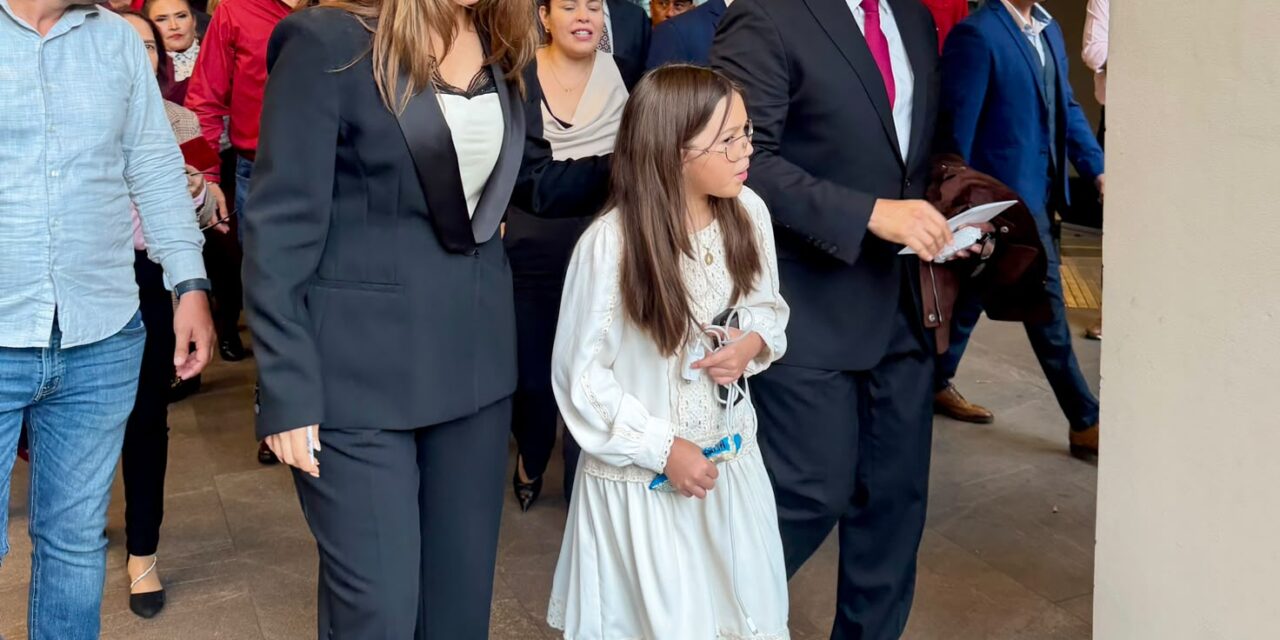 Arropan simpatizantes de Morena a Cruz Pérez Cuéllar poco antes de la definición en Chihuahua
