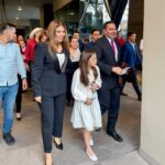 Arropan simpatizantes de Morena a Cruz Pérez Cuéllar poco antes de la definición en Chihuahua