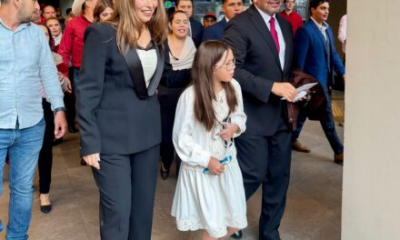Arropan simpatizantes de Morena a Cruz Pérez Cuéllar poco antes de la definición en Chihuahua