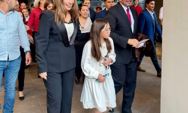 Arropan simpatizantes de Morena a Cruz Pérez Cuéllar poco antes de la definición en Chihuahua
