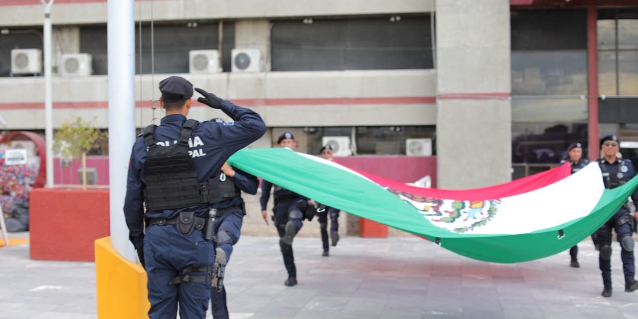 Realizan sustitución de Bandera Nacional en Presidencia Municipal