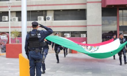Realizan sustitución de Bandera Nacional en Presidencia Municipal