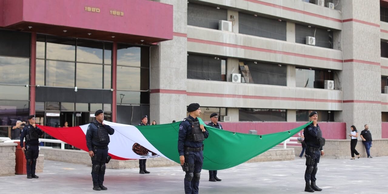 Realizan sustitución de Bandera Nacional en Presidencia Municipal