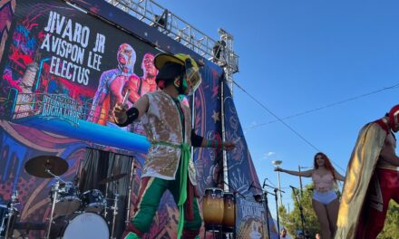 Del rescate al cuadrilátero: Avispón Verde representó a los bomberos de Juárez