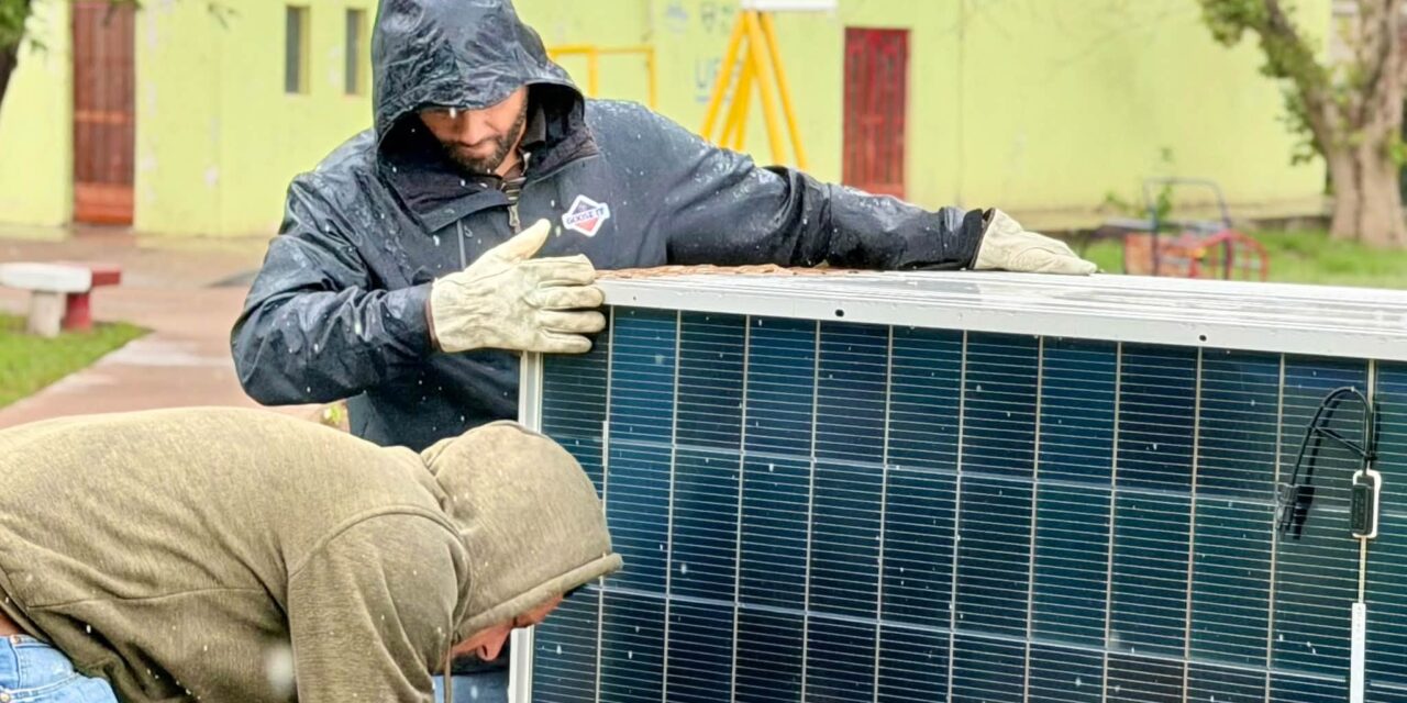 Entrega Gobierno de Casas Grandes 100 paneles solares a familias del municipio
