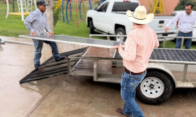 Entrega Gobierno de Casas Grandes 100 paneles solares a familias del municipio