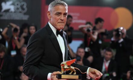 George Clooney desafía al miedo desde Venecia: recibe el León de Oro y arremete contra el autoritarismo