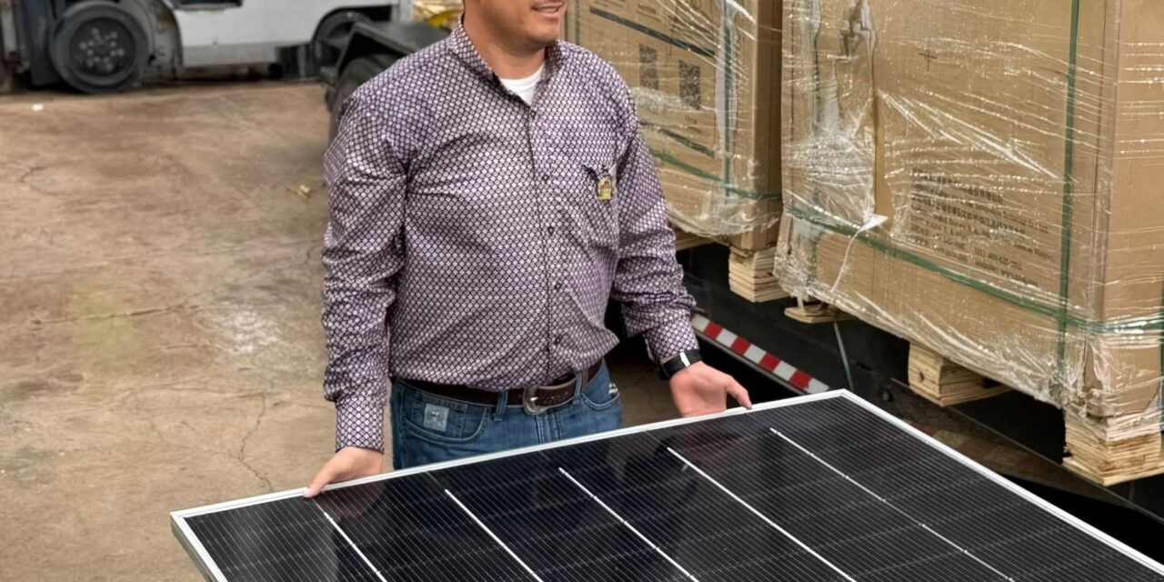 Entrega Gobierno de Casas Grandes 100 paneles solares a familias del municipio