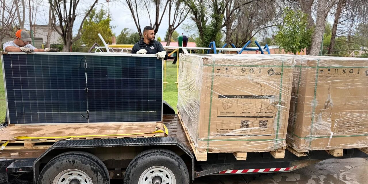 Entrega Gobierno de Casas Grandes 100 paneles solares a familias del municipio