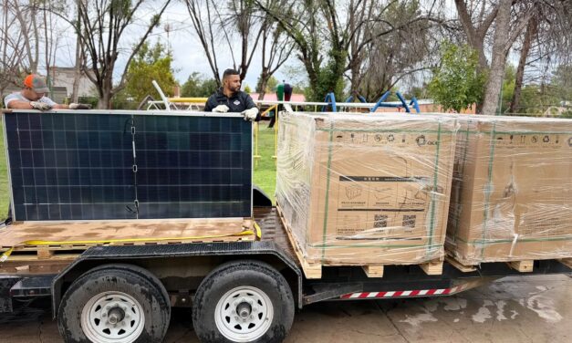 Entrega Gobierno de Casas Grandes 100 paneles solares a familias del municipio