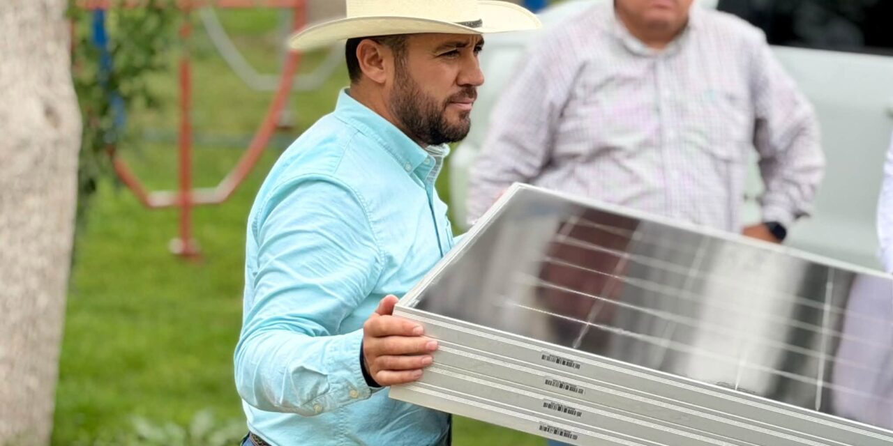 Entrega Gobierno de Casas Grandes 100 paneles solares a familias del municipio