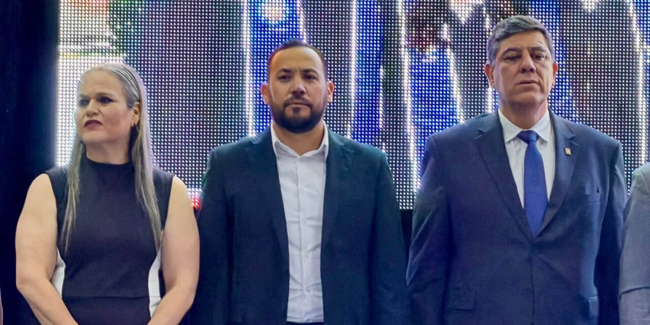 Acompañó alcalde Roberto Lucero a graduados de la UACJ en Casas Grandes