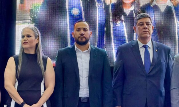 Acompañó alcalde Roberto Lucero a graduados de la UACJ en Casas Grandes