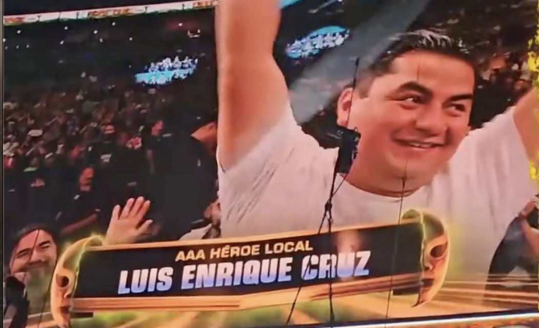 Luis Enrique Cruz recibe homenaje en Triplemanía por salvar a una niña de ser atropellada