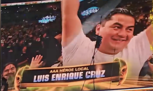 Luis Enrique Cruz recibe homenaje en Triplemanía por salvar a una niña de ser atropellada