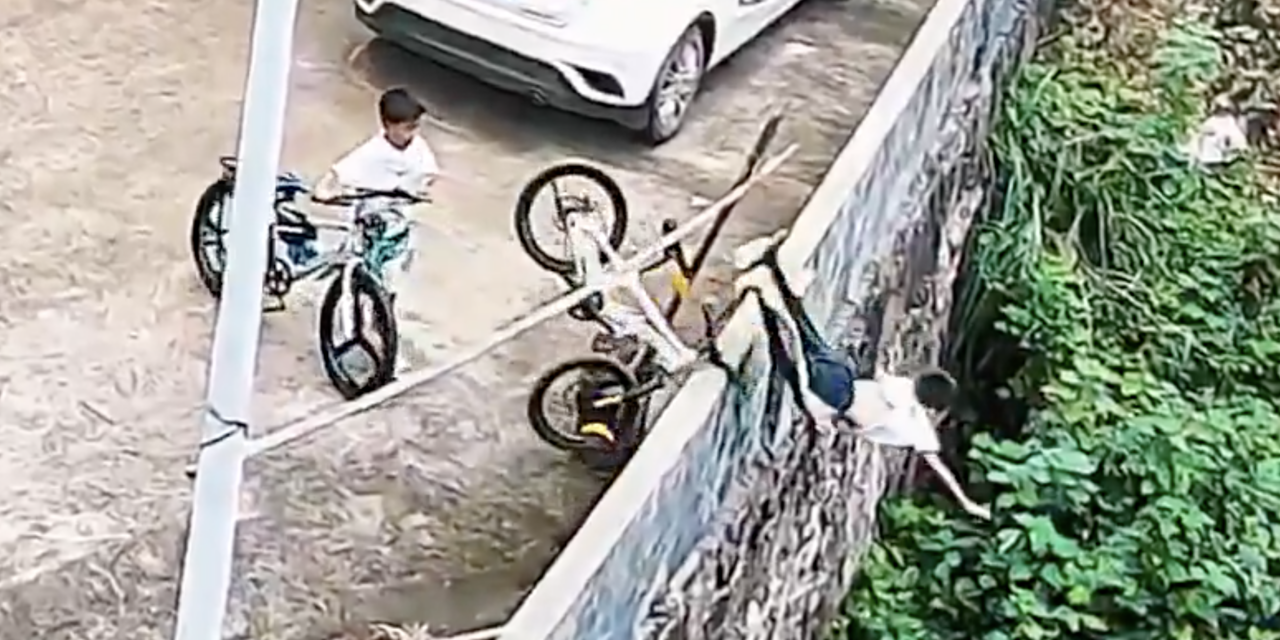 (VIDEO) ¡Sin frenos y directo al vacío! Niño cae a una hondonada… y vivió para contarlo