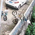 (VIDEO) ¡Sin frenos y directo al vacío! Niño cae a una hondonada… y vivió para contarlo