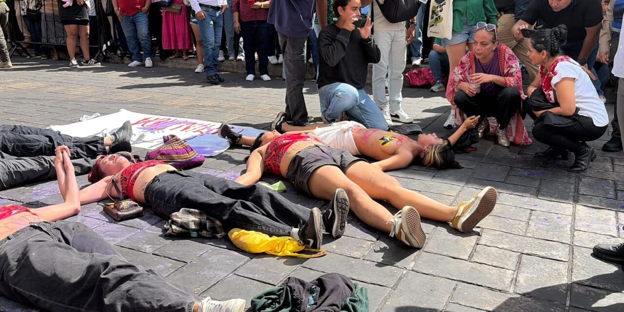 Irrumpen mujeres en desfile para exigir justicia por Claudia Tacoronte; buscan al presunto feminicida