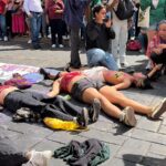 Irrumpen mujeres en desfile para exigir justicia por Claudia Tacoronte; buscan al presunto feminicida