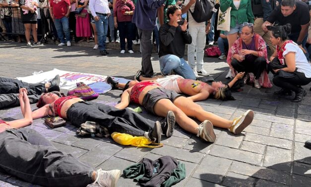 Irrumpen mujeres en desfile para exigir justicia por Claudia Tacoronte; buscan al presunto feminicida