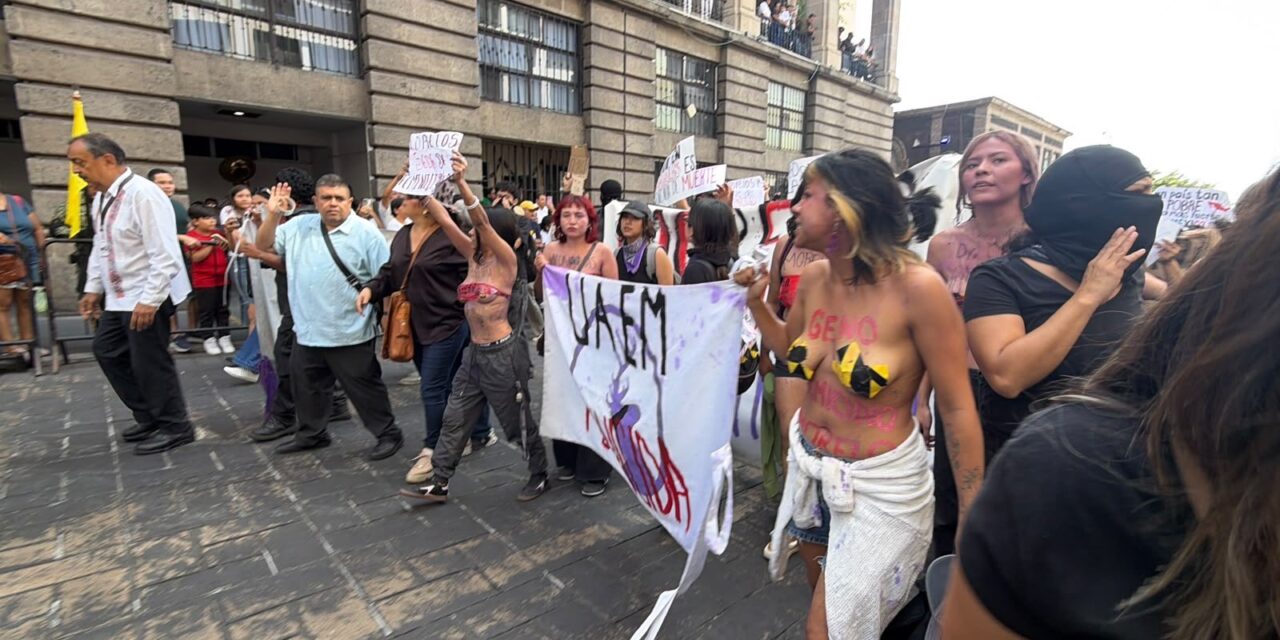 Irrumpen mujeres en desfile para exigir justicia por Claudia Tacoronte; buscan al presunto feminicida