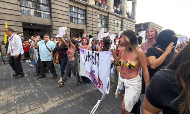Irrumpen mujeres en desfile para exigir justicia por Claudia Tacoronte; buscan al presunto feminicida