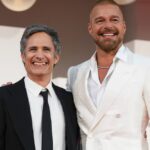 Gael García Bernal lleva su historia más íntima a Venecia; Ricky Martin y Diego Luna lo acompañan en el estreno de Hombre al agua