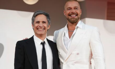 Gael García Bernal lleva su historia más íntima a Venecia; Ricky Martin y Diego Luna lo acompañan en el estreno de “Hombre al agua”