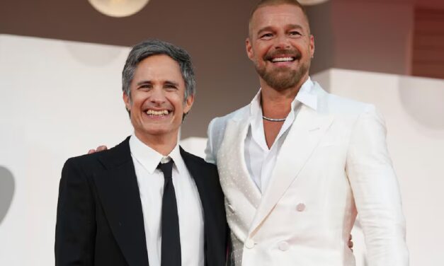 Gael García Bernal lleva su historia más íntima a Venecia; Ricky Martin y Diego Luna lo acompañan en el estreno de “Hombre al agua”