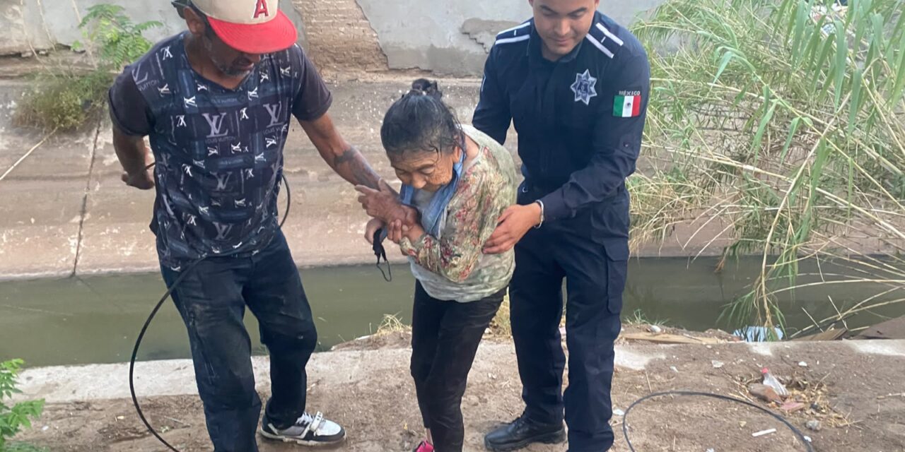 Policías y ciudadanos rescatan a adulta mayor que cayó a canal de aguas negras