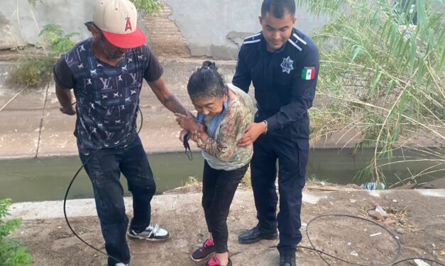 Policías y ciudadanos rescatan a adulta mayor que cayó a canal de aguas negras