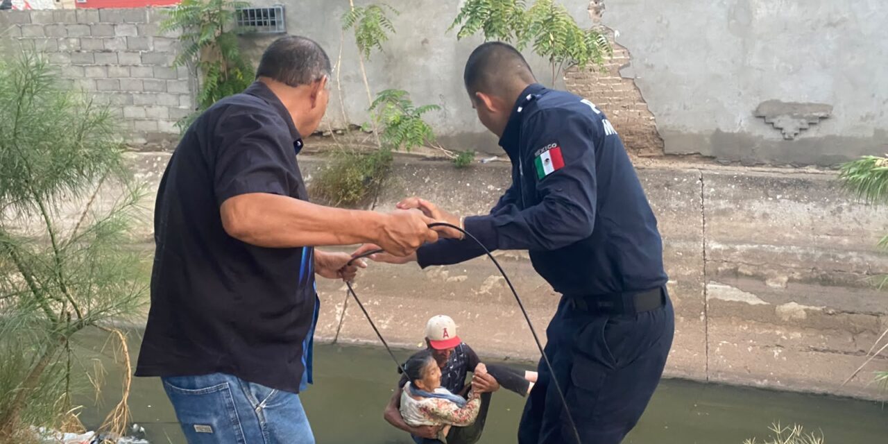 Policías y ciudadanos rescatan a adulta mayor que cayó a canal de aguas negras