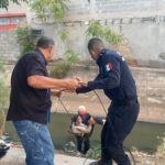 Policías y ciudadanos rescatan a adulta mayor que cayó a canal de aguas negras