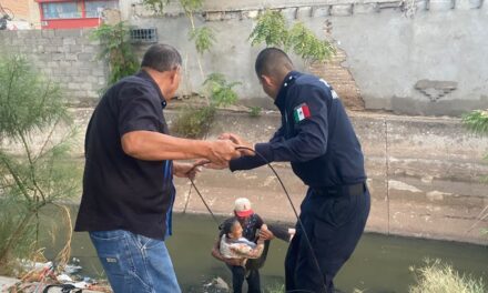 Policías y ciudadanos rescatan a adulta mayor que cayó a canal de aguas negras