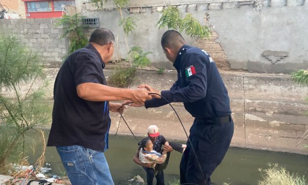 Policías y ciudadanos rescatan a adulta mayor que cayó a canal de aguas negras