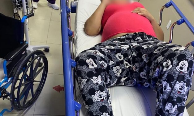 Policías auxilian a mujer en labor de parto y la trasladan al Hospital de la Mujer