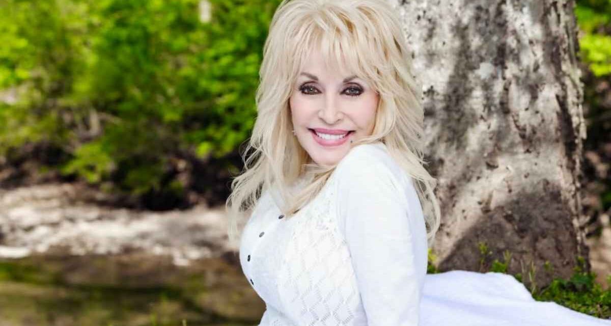 Dolly Parton ocultó su batalla contra el cáncer para no preocupar a quienes amaba; su hermana revela el motivo