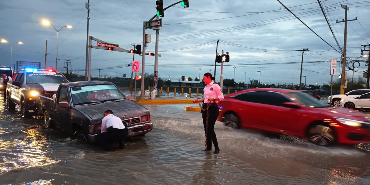 Seguridad Vial cierra calles y apoya a ciudadanos ante acumulación de agua