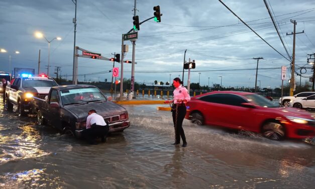 Seguridad Vial cierra calles y apoya a ciudadanos ante acumulación de agua