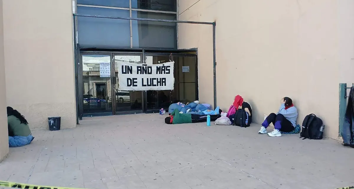 Docentes mantienen toma de edificio gubernamental en Chihuahua; exigen plazas definitivas y certeza laboral